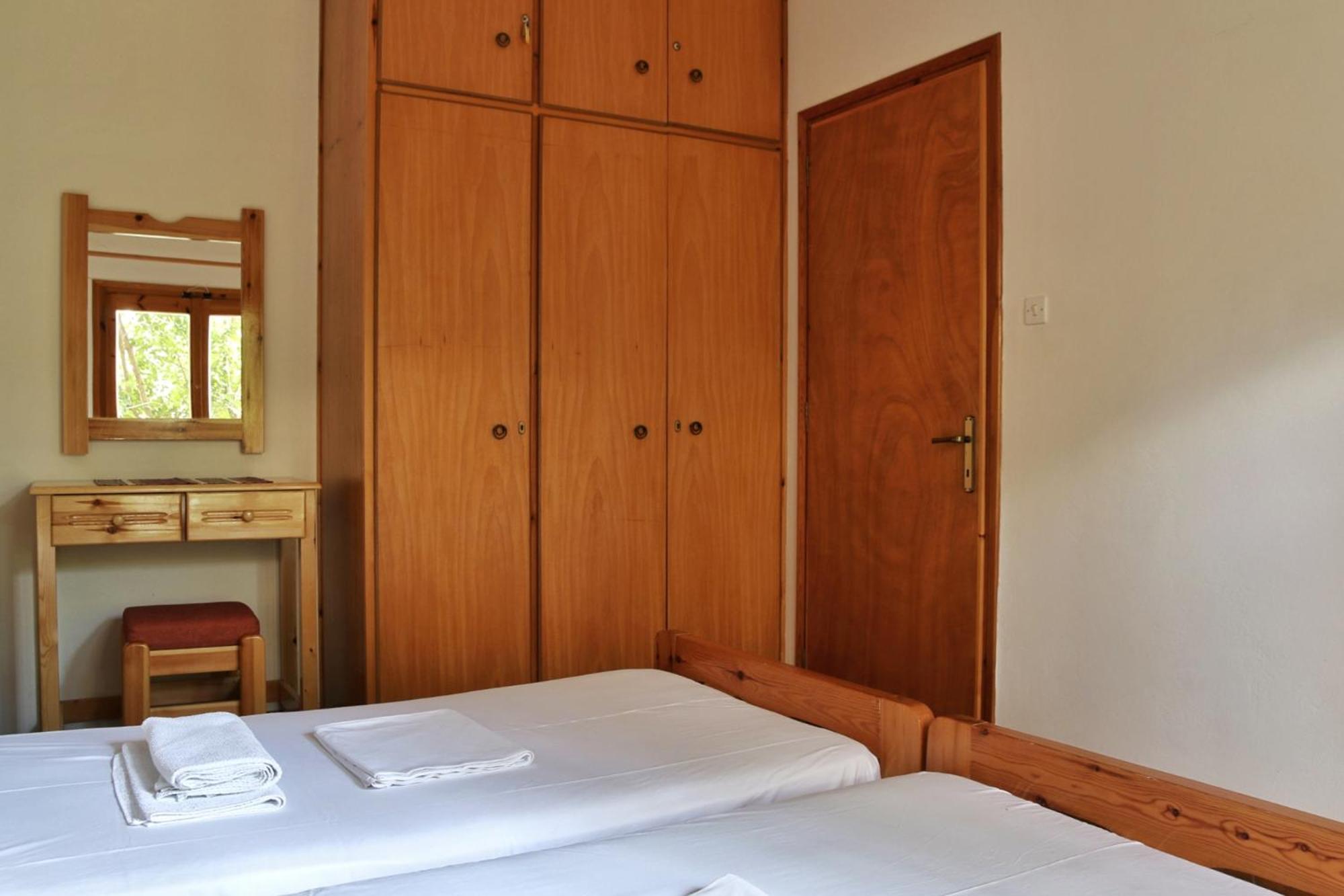 2 Space - Selfcatering Apartment Helen No 7 Xiropigado Exterior photo